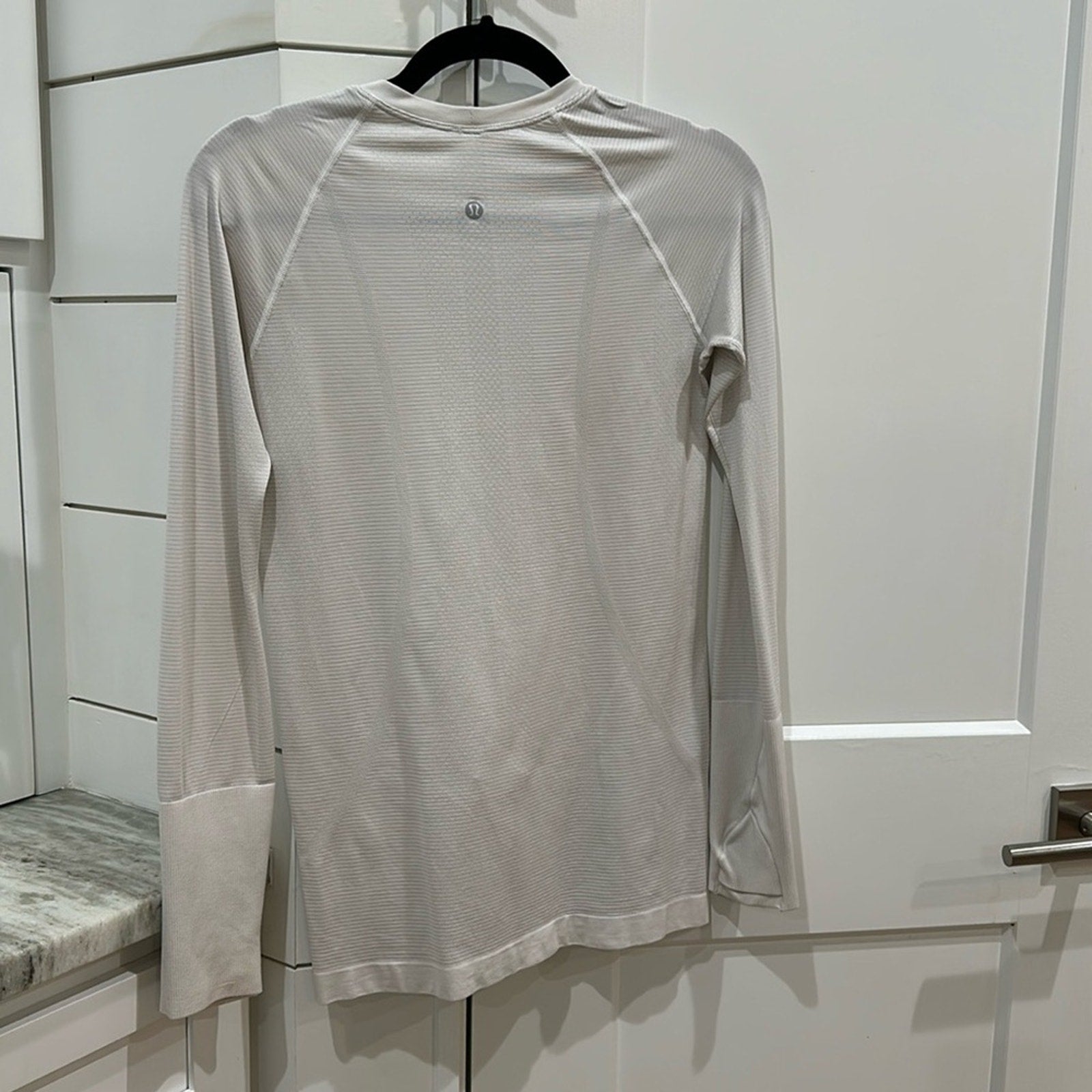 (6026)  🍋 LULULEMON RUN: Swiftly Tech Long Sleeve Crew Sz 6 WHITE VGUC