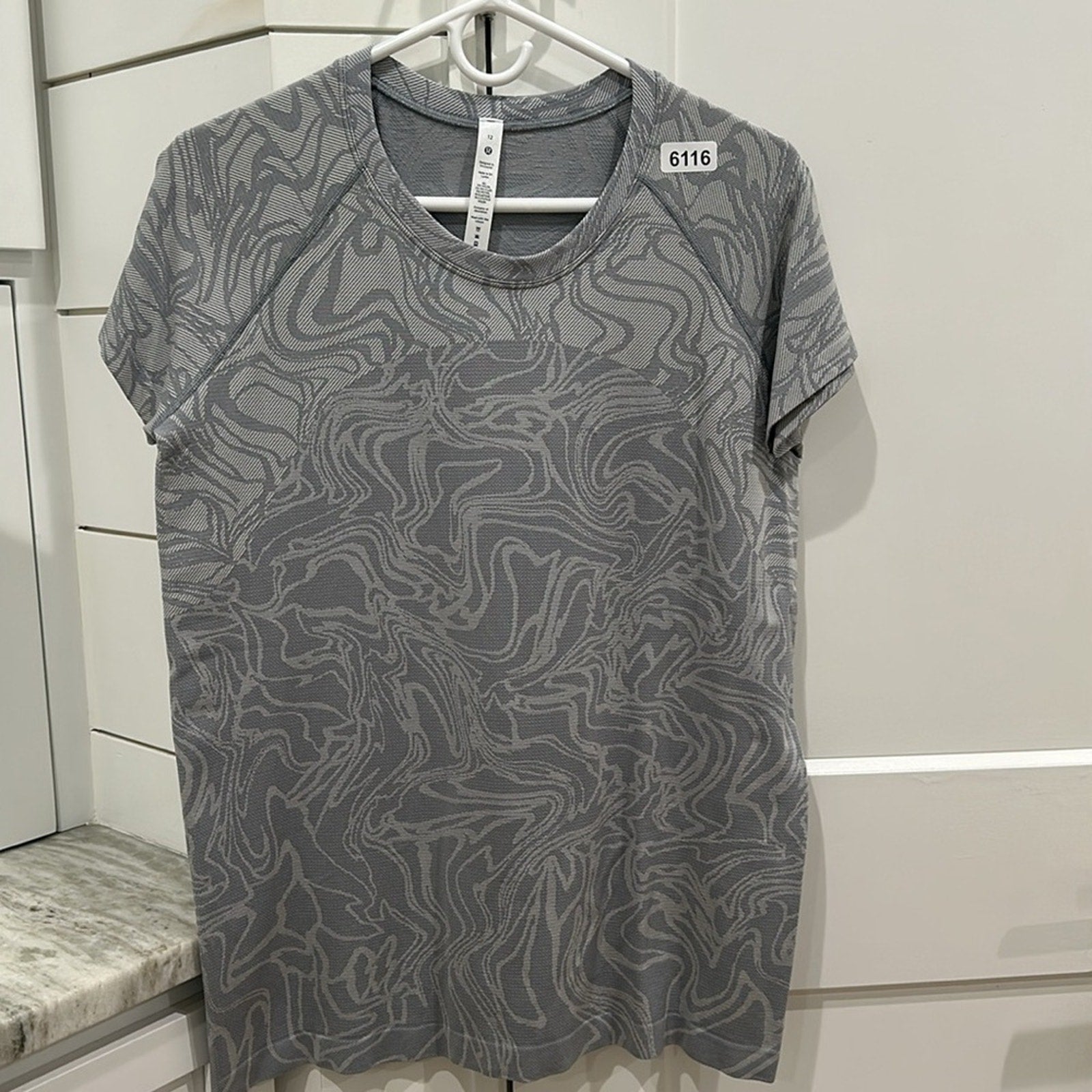 6116 - LULULEMON RUN: Swiftly Tech Short-Sleeve Shirt 2.0 Sz 12 **LOVED
