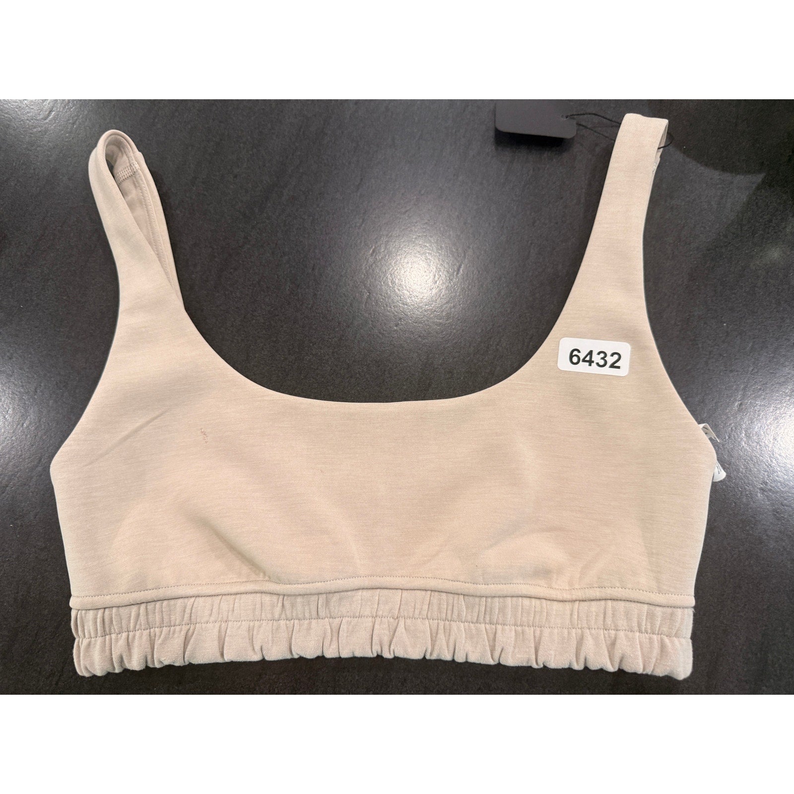 6432- Lululemon Softstreme Scoop-Neck Bra Sz 6 **FLAW on front
