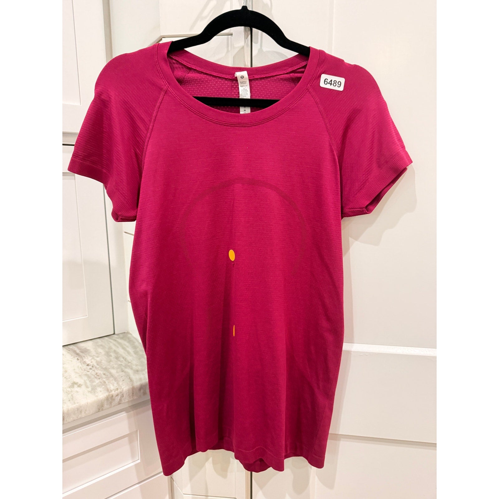 6489 - LULULEMON Swiftly Tech Sht-Slve Shirt Hip Lngth in Berry Rumble Sz 10 **PULL
