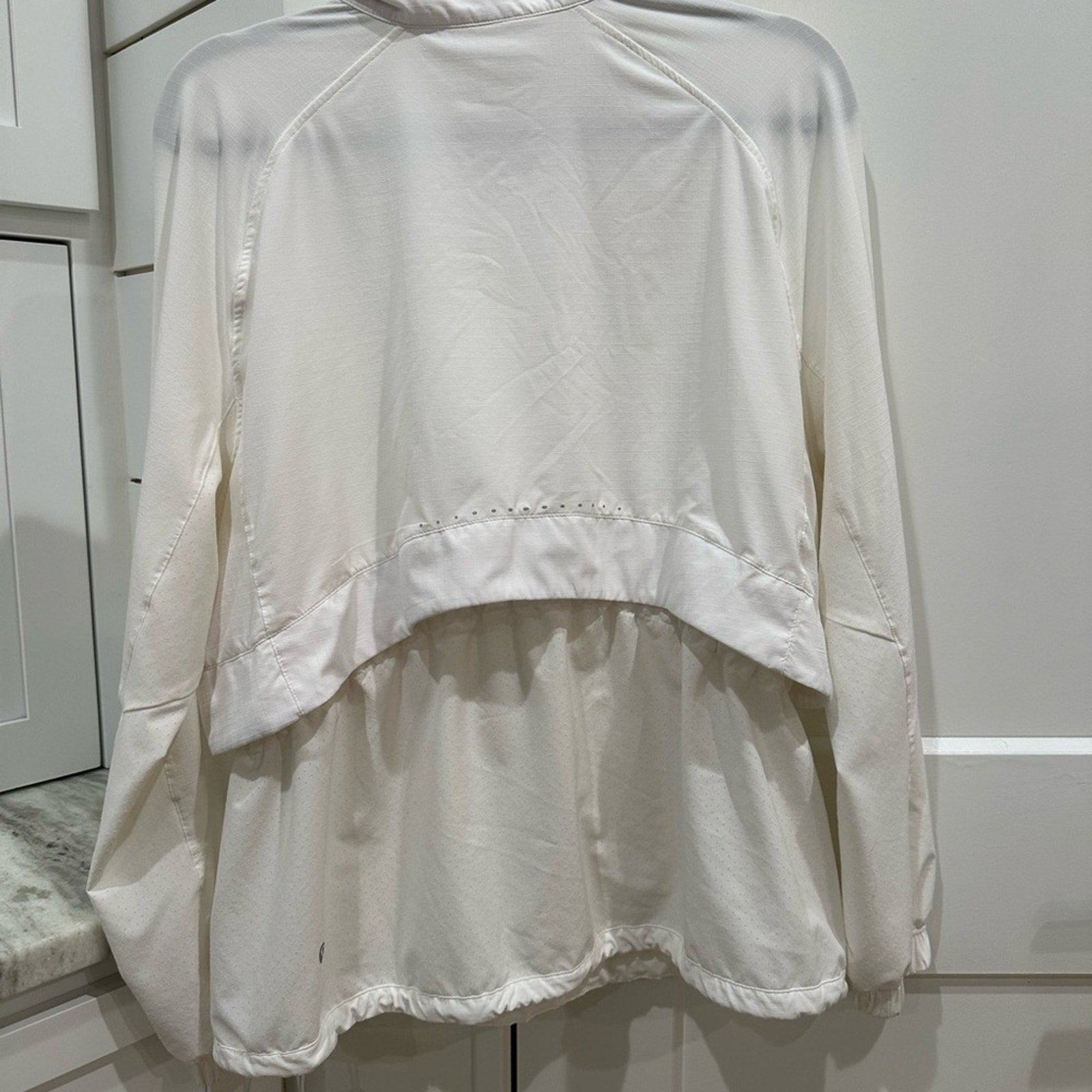 (2360) LULULEMON ALL DAY BREEZE PULLOVER P2P=21"