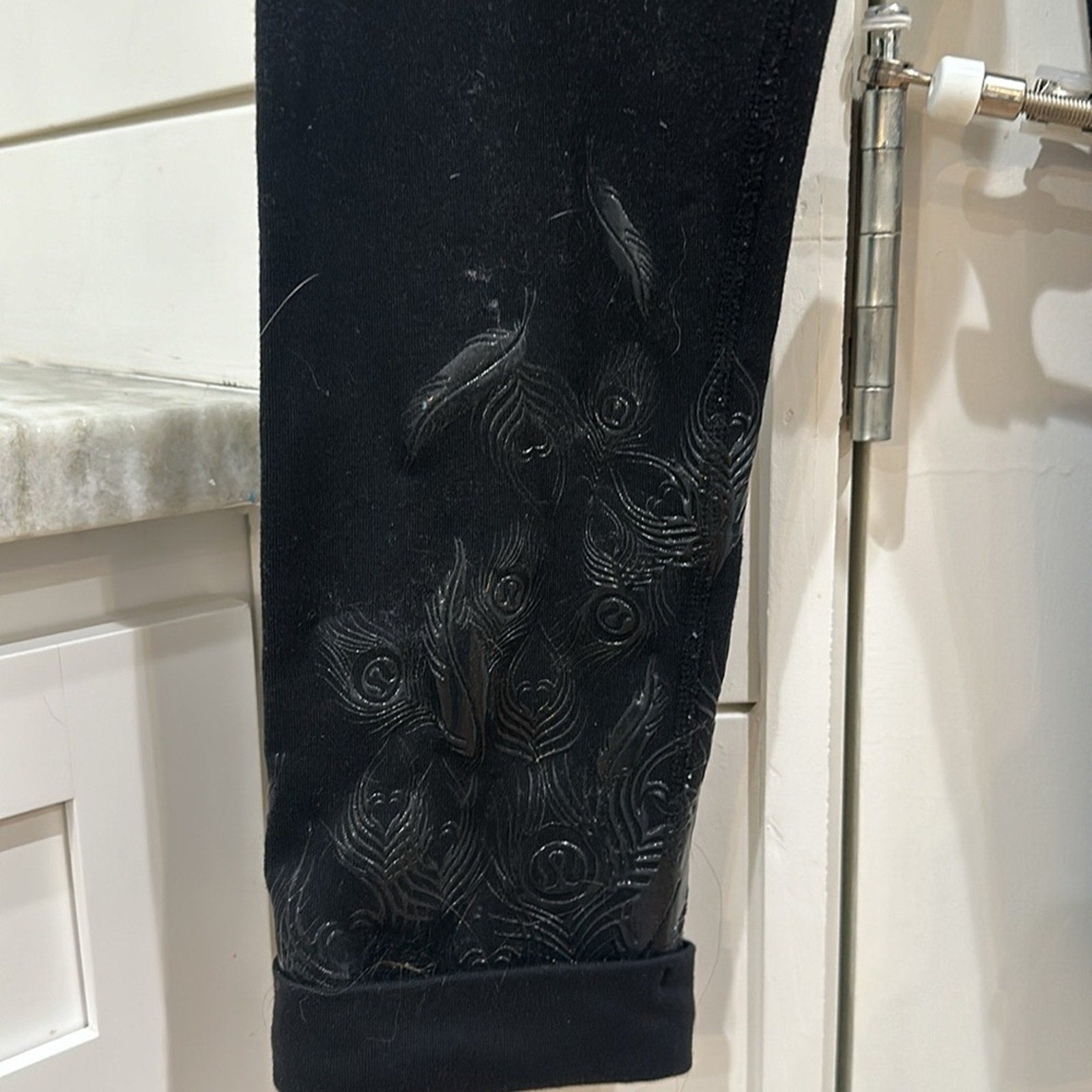 (6318) LULULEMON ACRO CROP SILICONE Sz 2 in Black