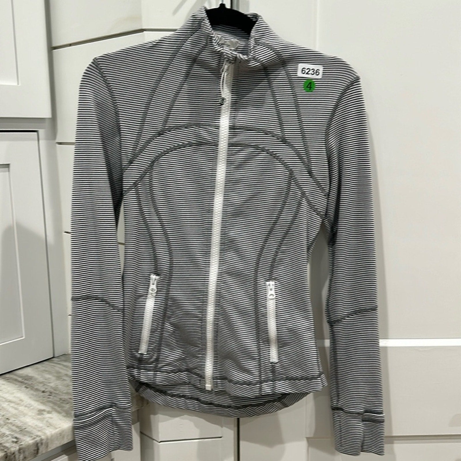 (6236) LULULEMON Define Jacket Sz 4 EUC