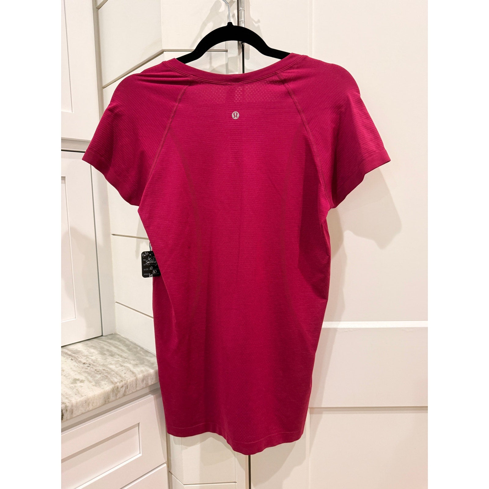 6489 - LULULEMON Swiftly Tech Sht-Slve Shirt Hip Lngth in Berry Rumble Sz 10 **PULL