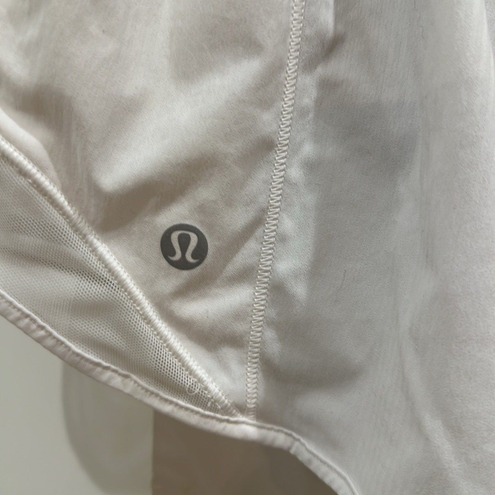 (6354) Lululemon Hotty Hot Short II *Long 4" in SZ 6