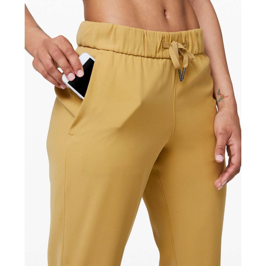 6605 LULULEMON On the Fly 7/8 Pant *Woven Vintage Gold sz 4 *LOVED