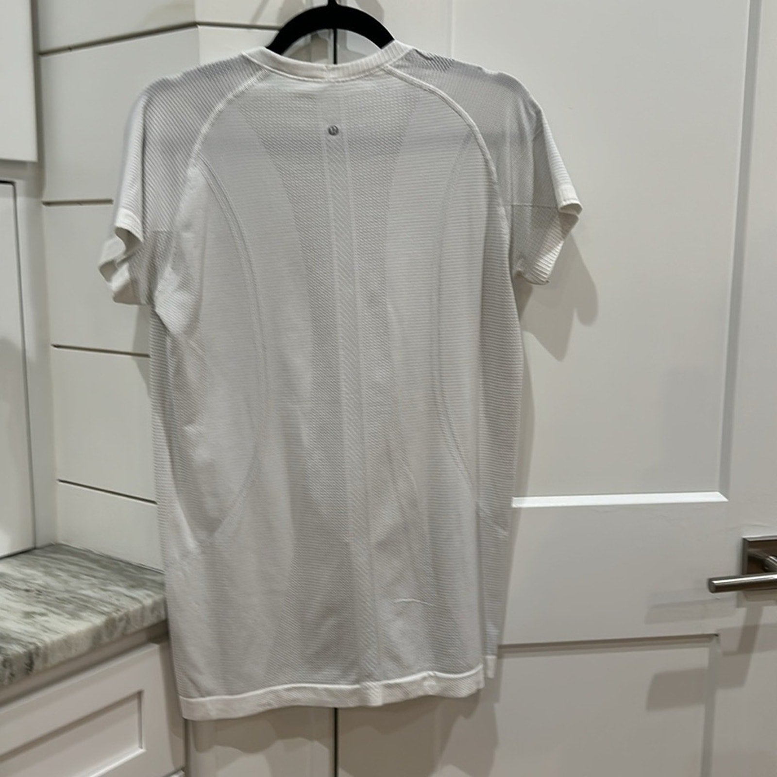 6065 - LULULEMON RUN: Swiftly Tech Short Sleeve Crew Sz 12 **FLAW