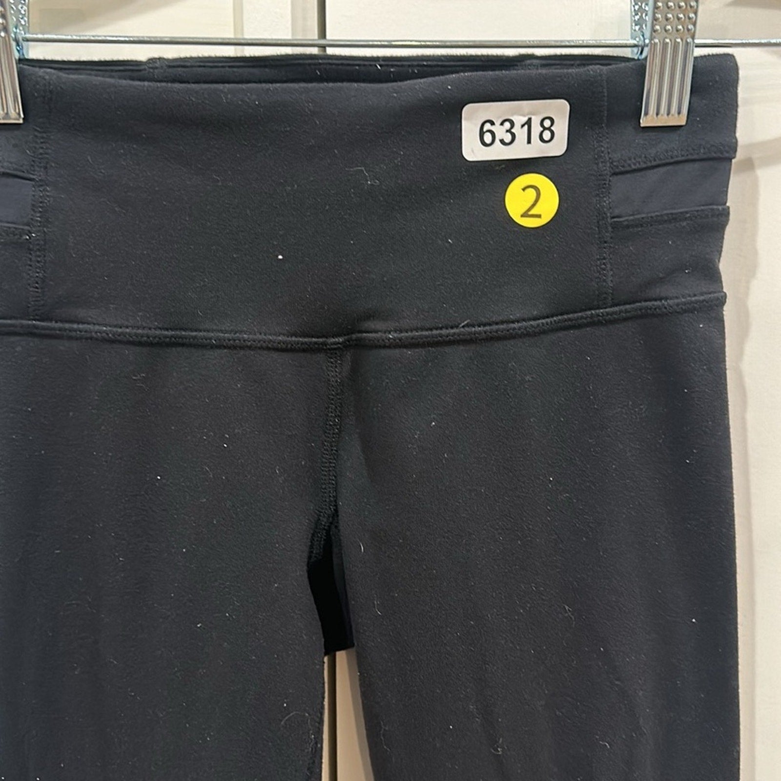 (6318) LULULEMON ACRO CROP SILICONE Sz 2 in Black