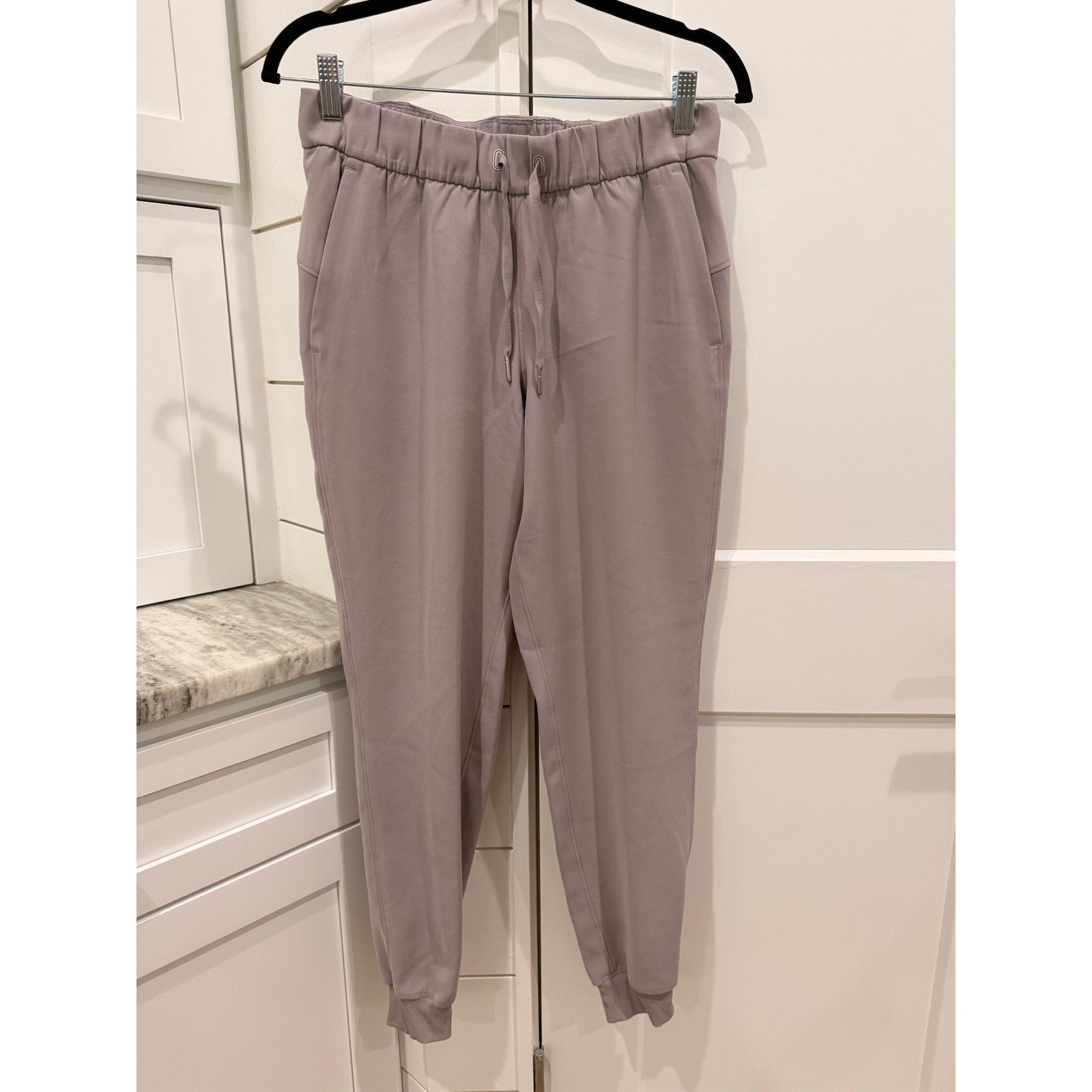 453 - LULULEMON On The Fly Jogger in Silverscreen Sz 6