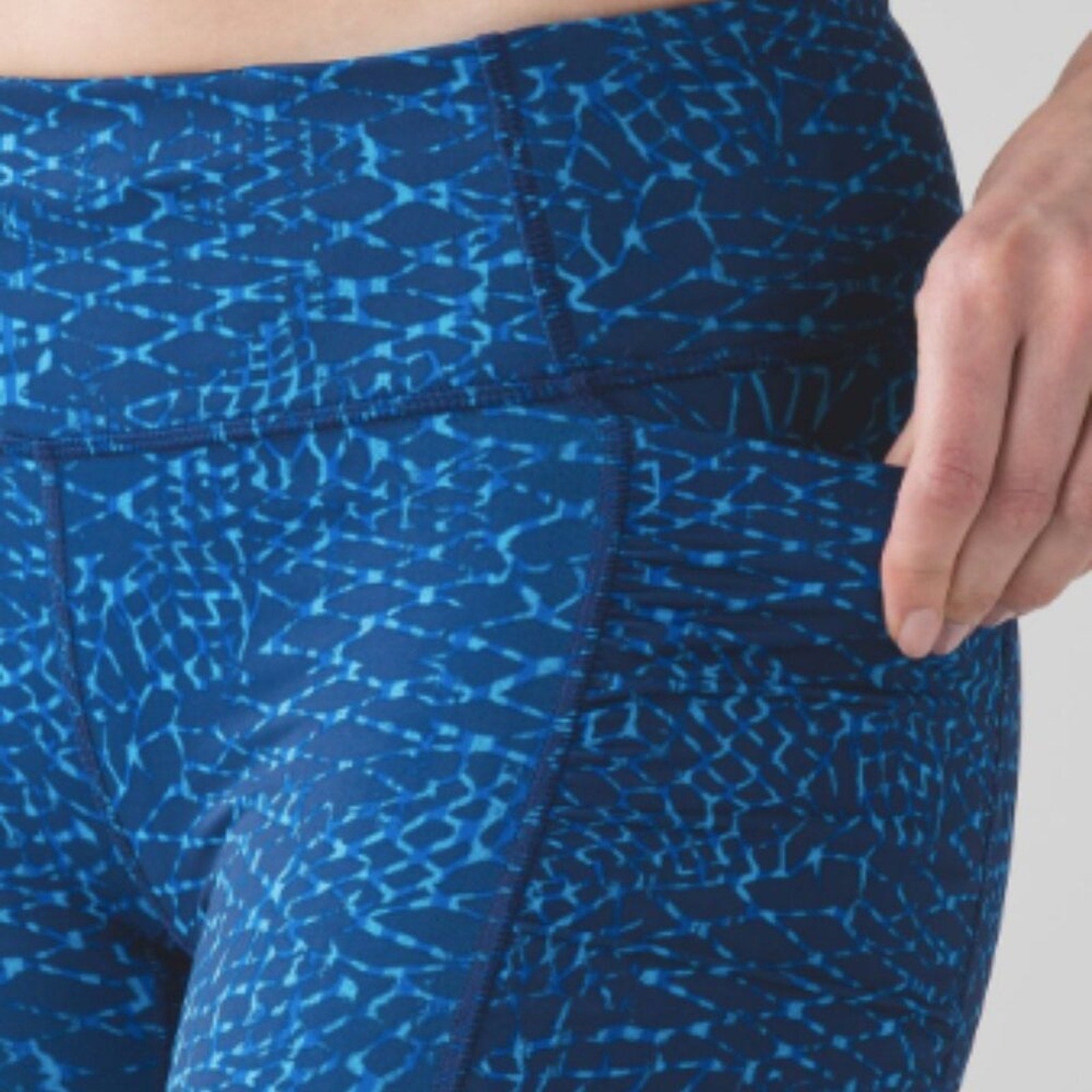 6097 - LULULEMON Speed Track Short Sz 4 **LOVED**