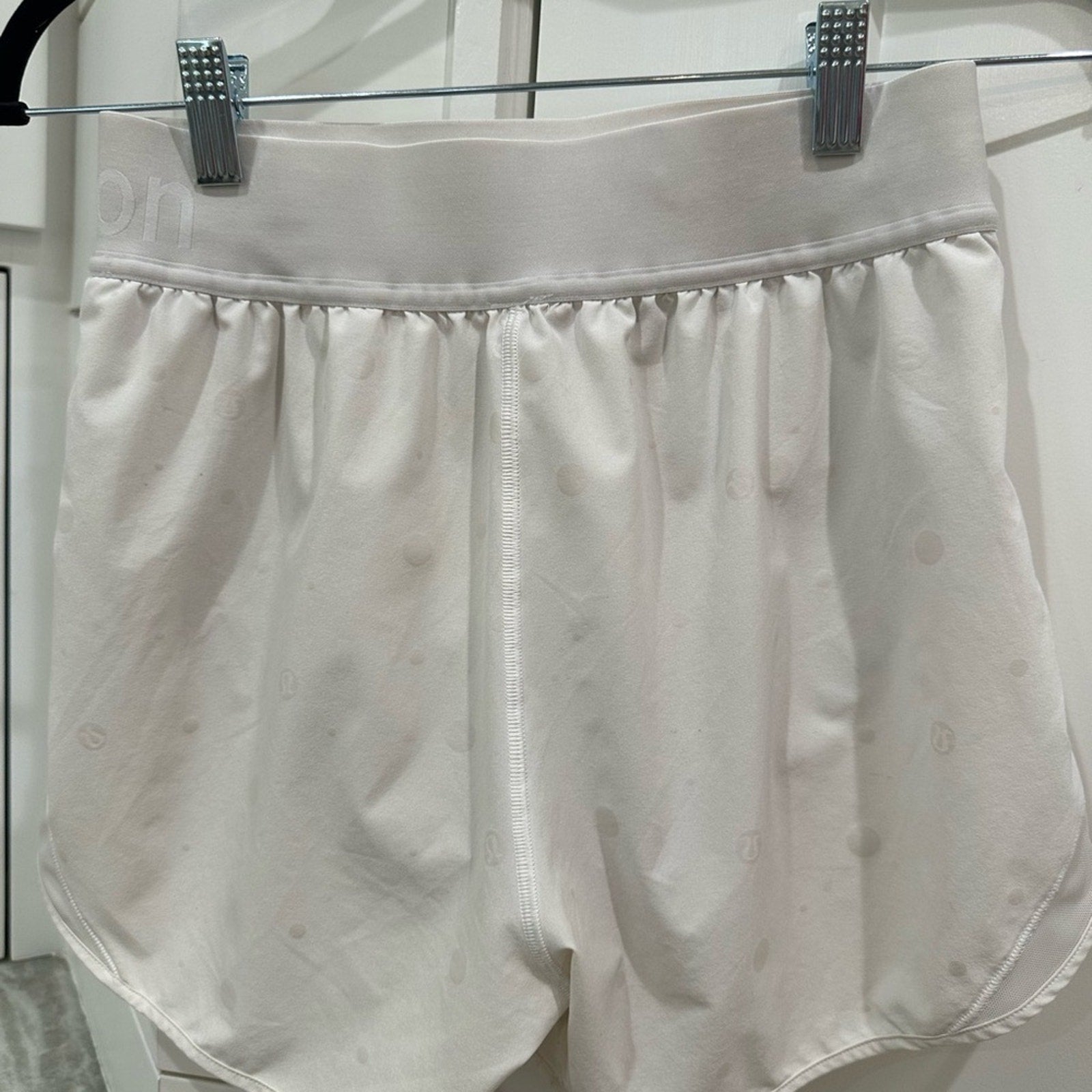 2179 LULULEMON Hotty Hot 4" Foil Logo Sz 4 **LOVED**RARE