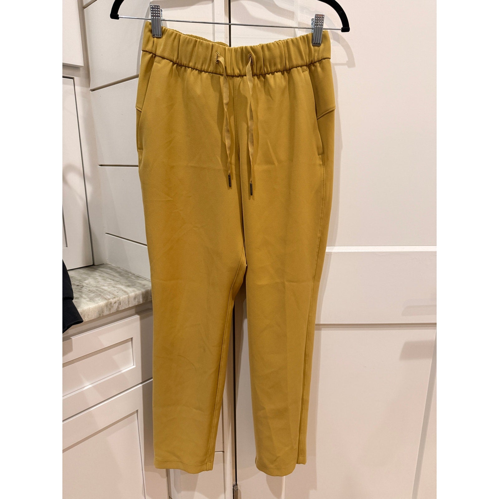 6605 LULULEMON On the Fly 7/8 Pant *Woven Vintage Gold sz 4 *LOVED