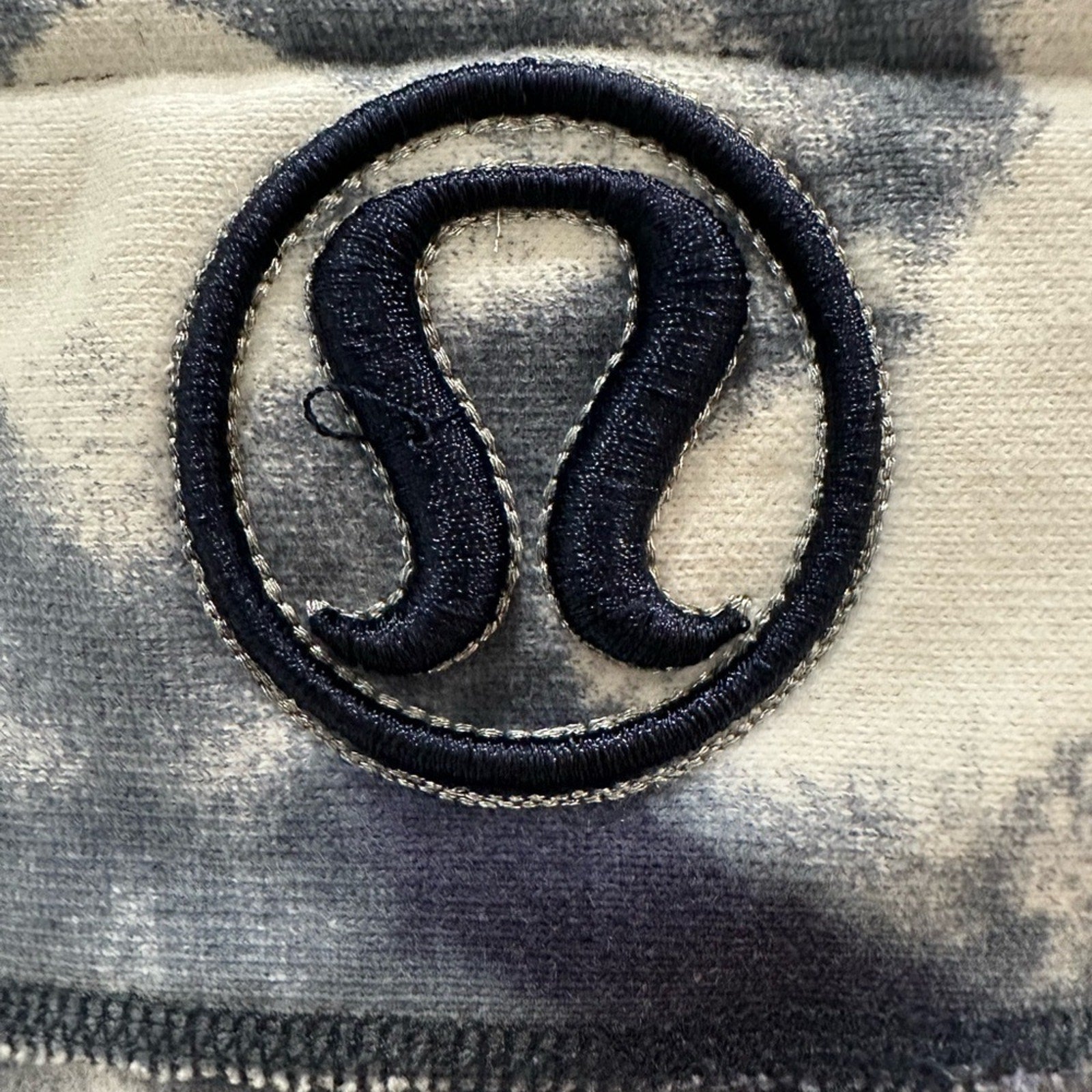 (2354) LULULEMON Scuba Hoodie *Print in Sz 4