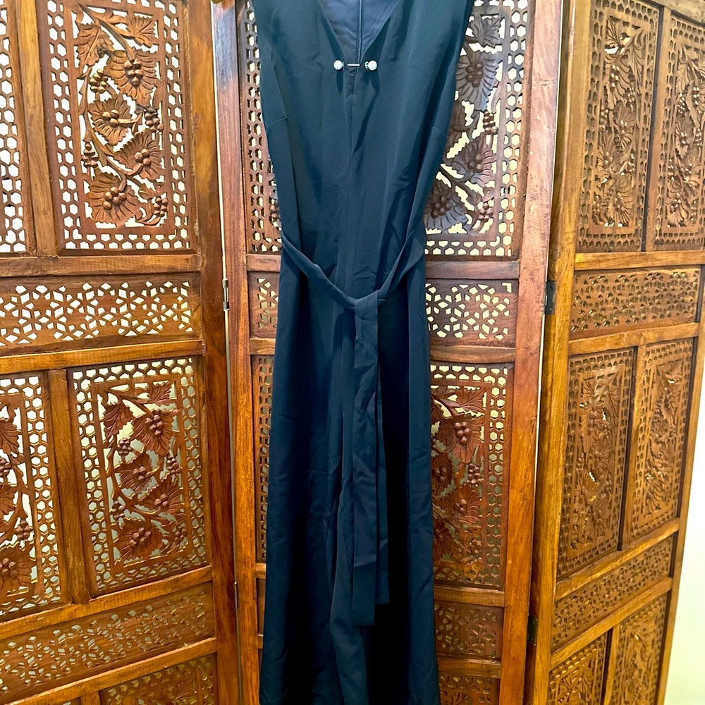 Size 6 TAHARI capri jumpsuit with tie. Back zippers