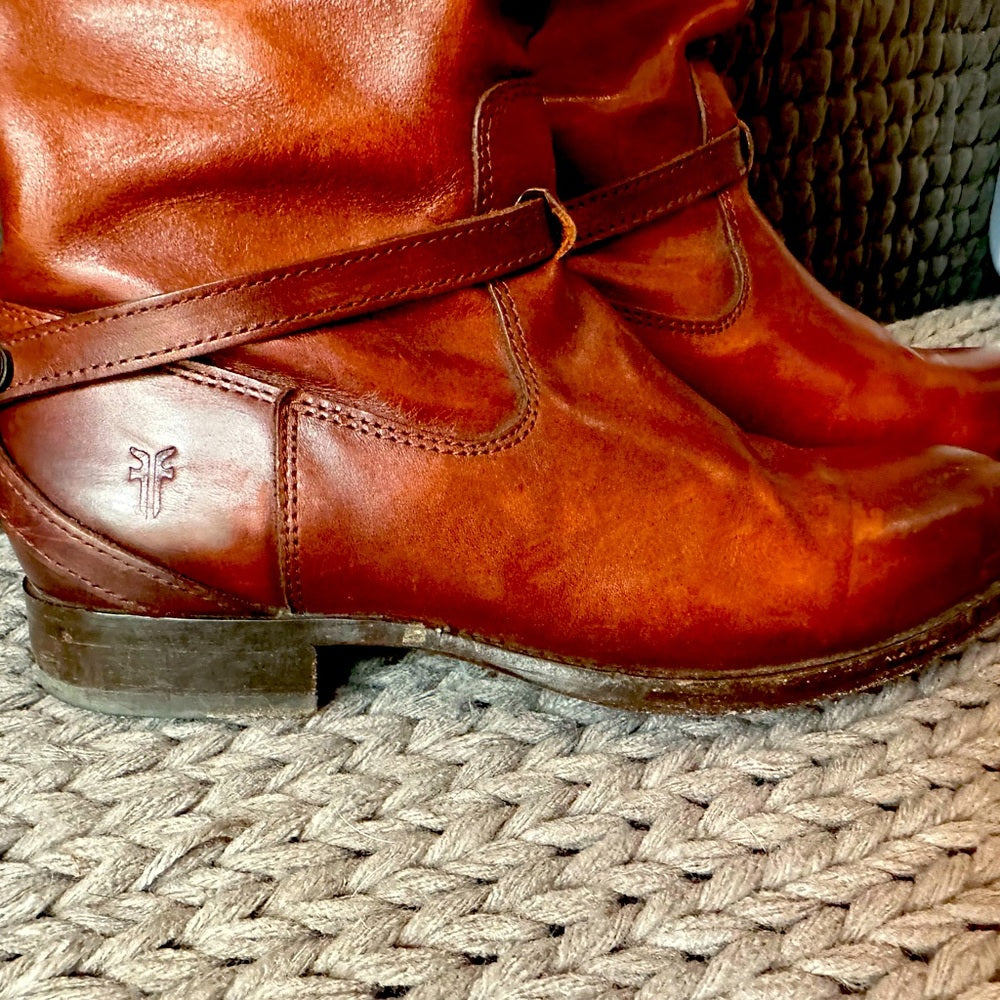 FRYE - Melissa belted tall Sz 7