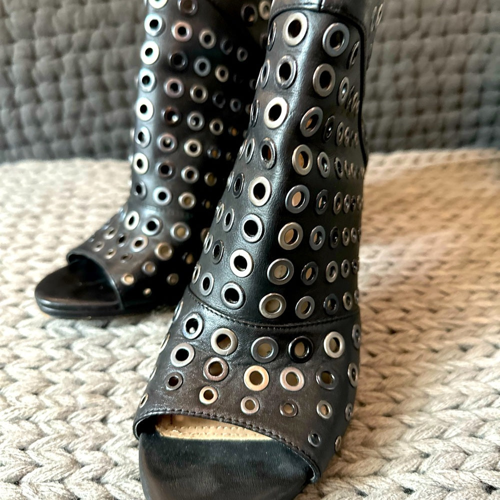 BCBGMAXAZRIA LANGE GROMMET peep toe bootie