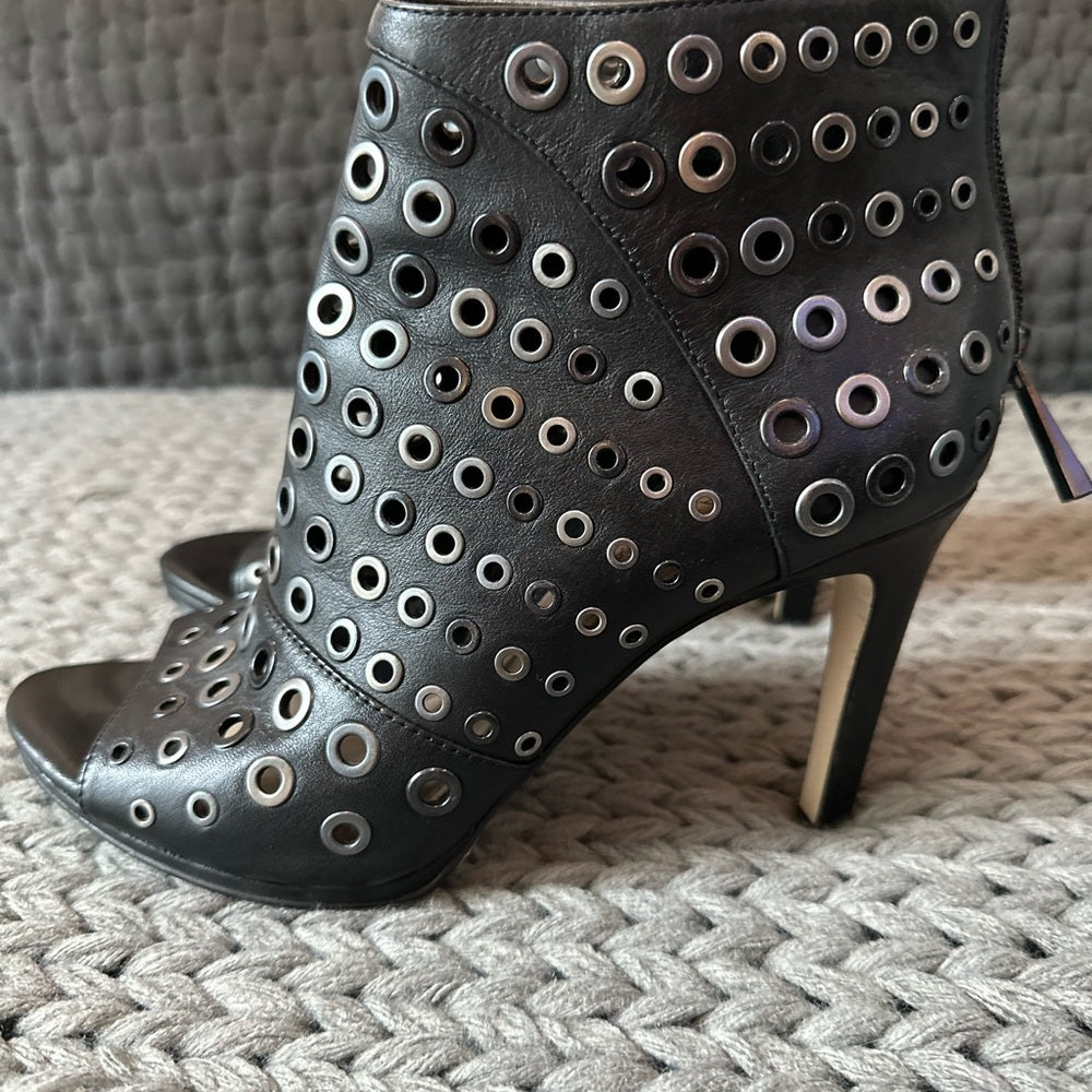 BCBGMAXAZRIA LANGE GROMMET peep toe bootie