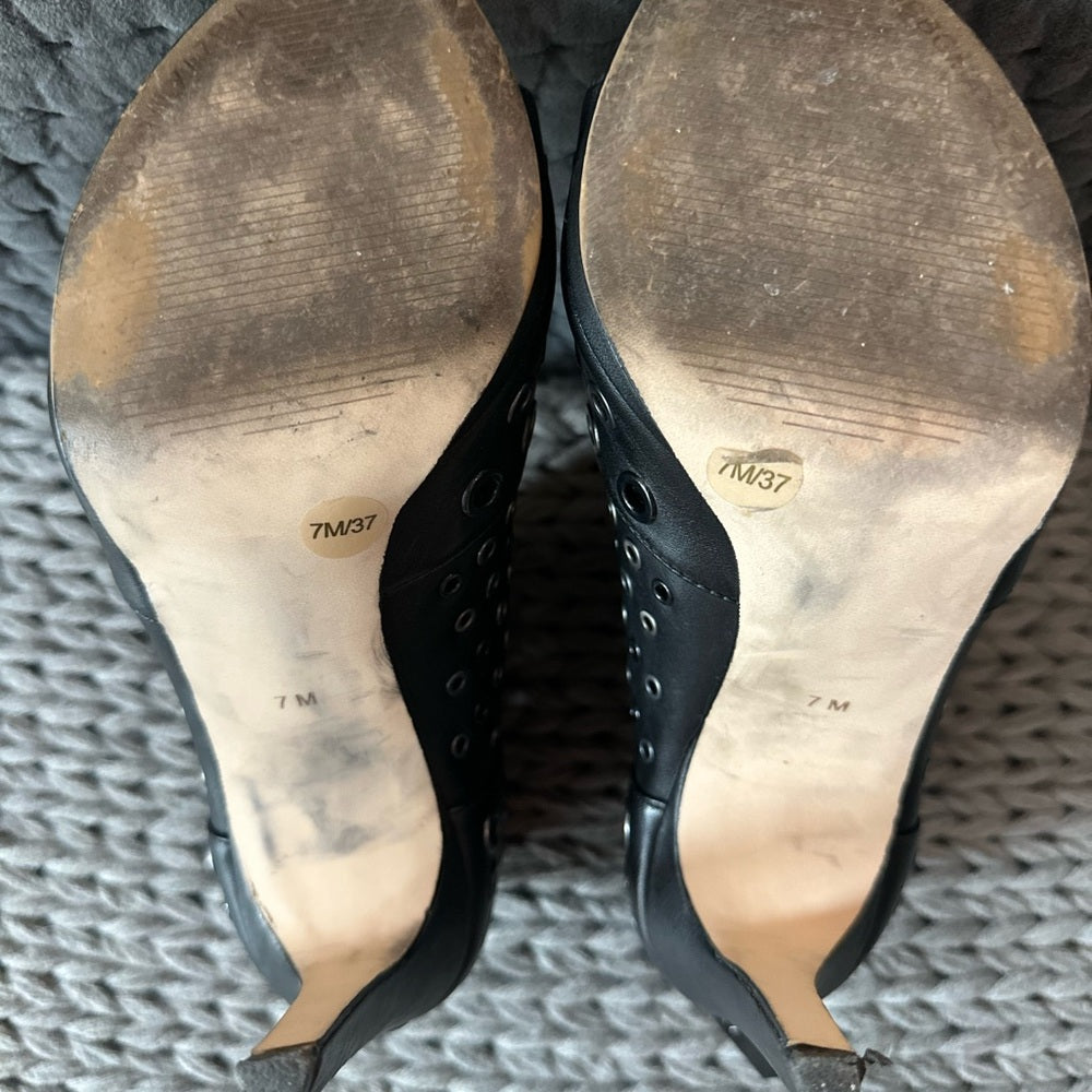 BCBGMAXAZRIA LANGE GROMMET peep toe bootie