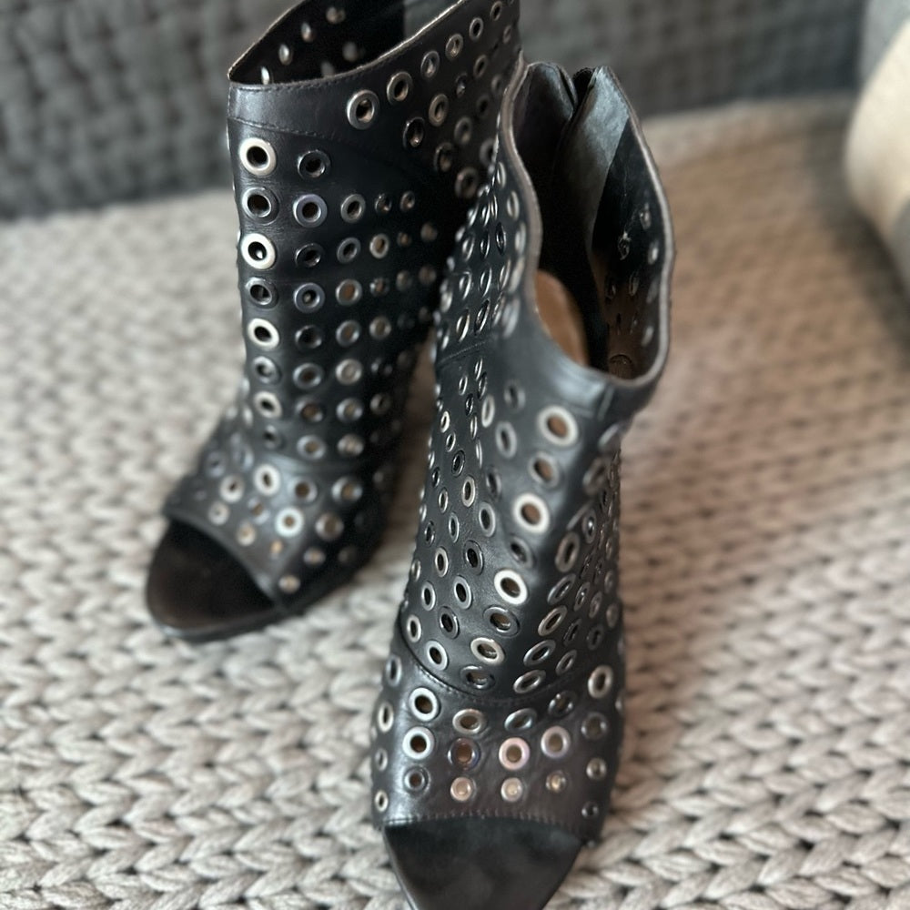 BCBGMAXAZRIA LANGE GROMMET peep toe bootie