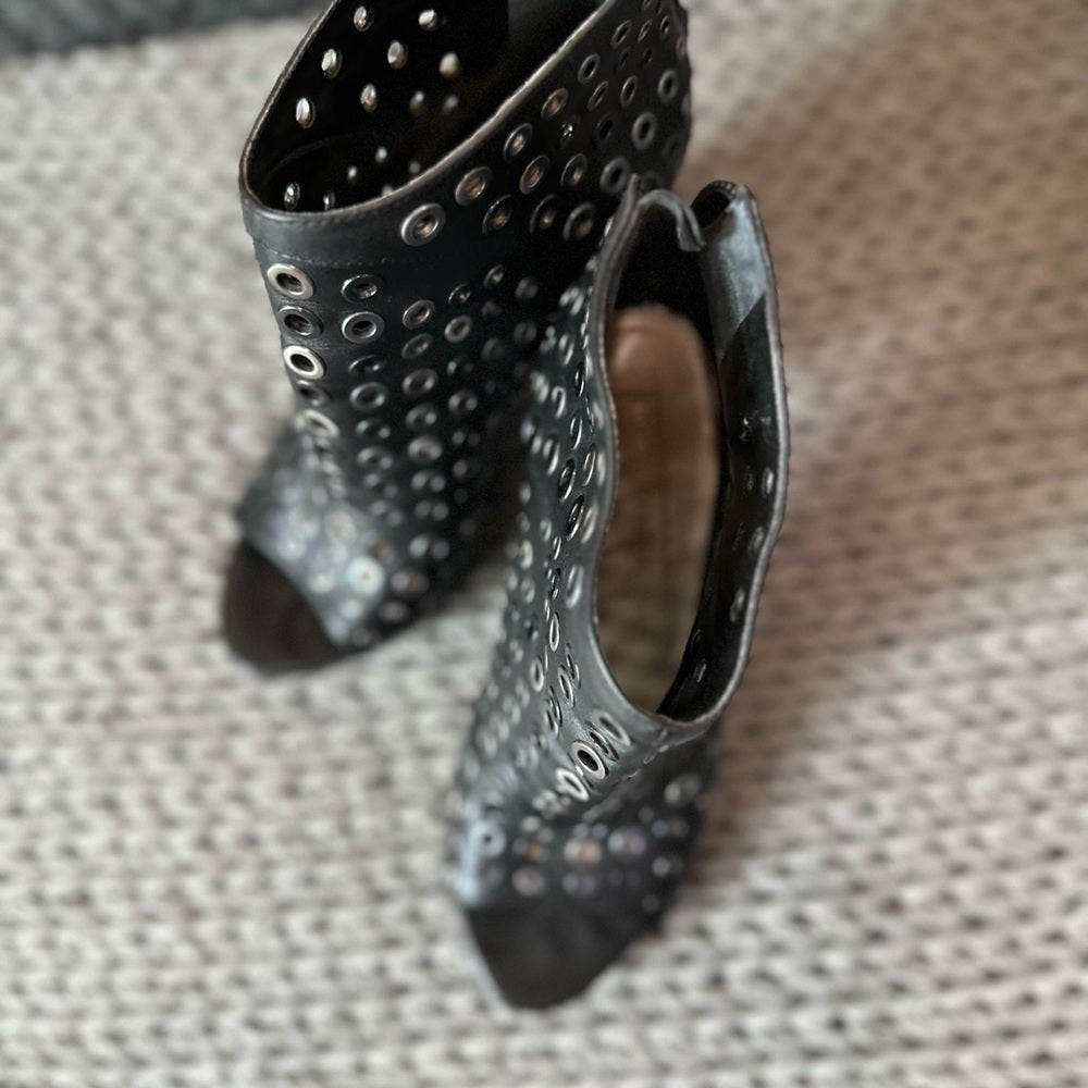 BCBGMAXAZRIA LANGE GROMMET peep toe bootie