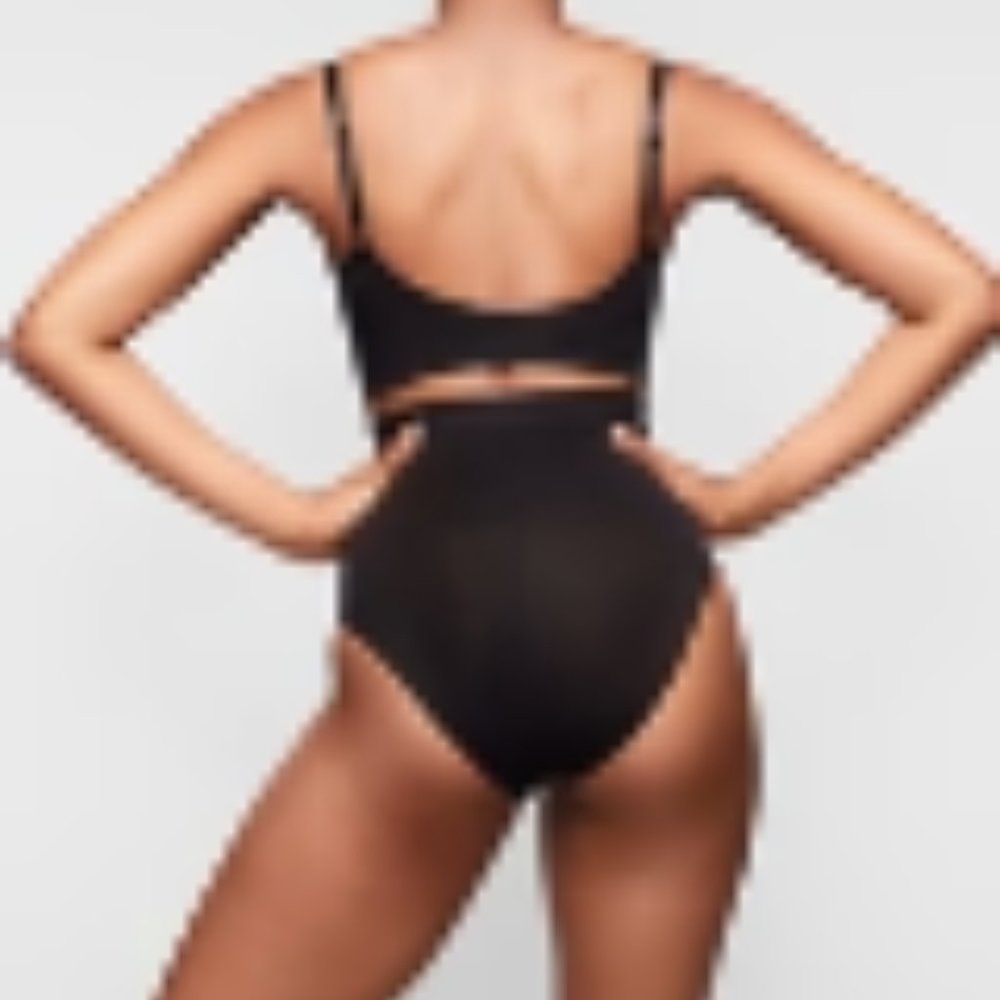 (2217) SKIMS NWOT SEAMLESS SCULPT MID WAIST BRIEF