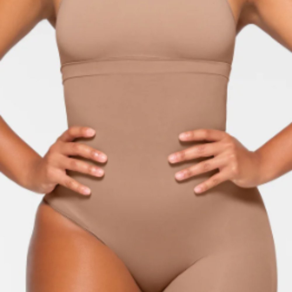 (2216) SKIMS NWOT SEAMLESS SCULPT  SOLUTION SHORT RIGHT LEG EXPOSED