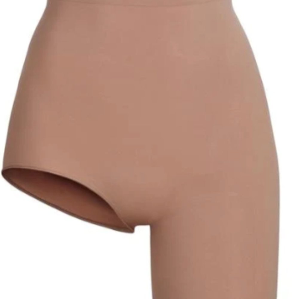 (2216) SKIMS NWOT SEAMLESS SCULPT  SOLUTION SHORT RIGHT LEG EXPOSED