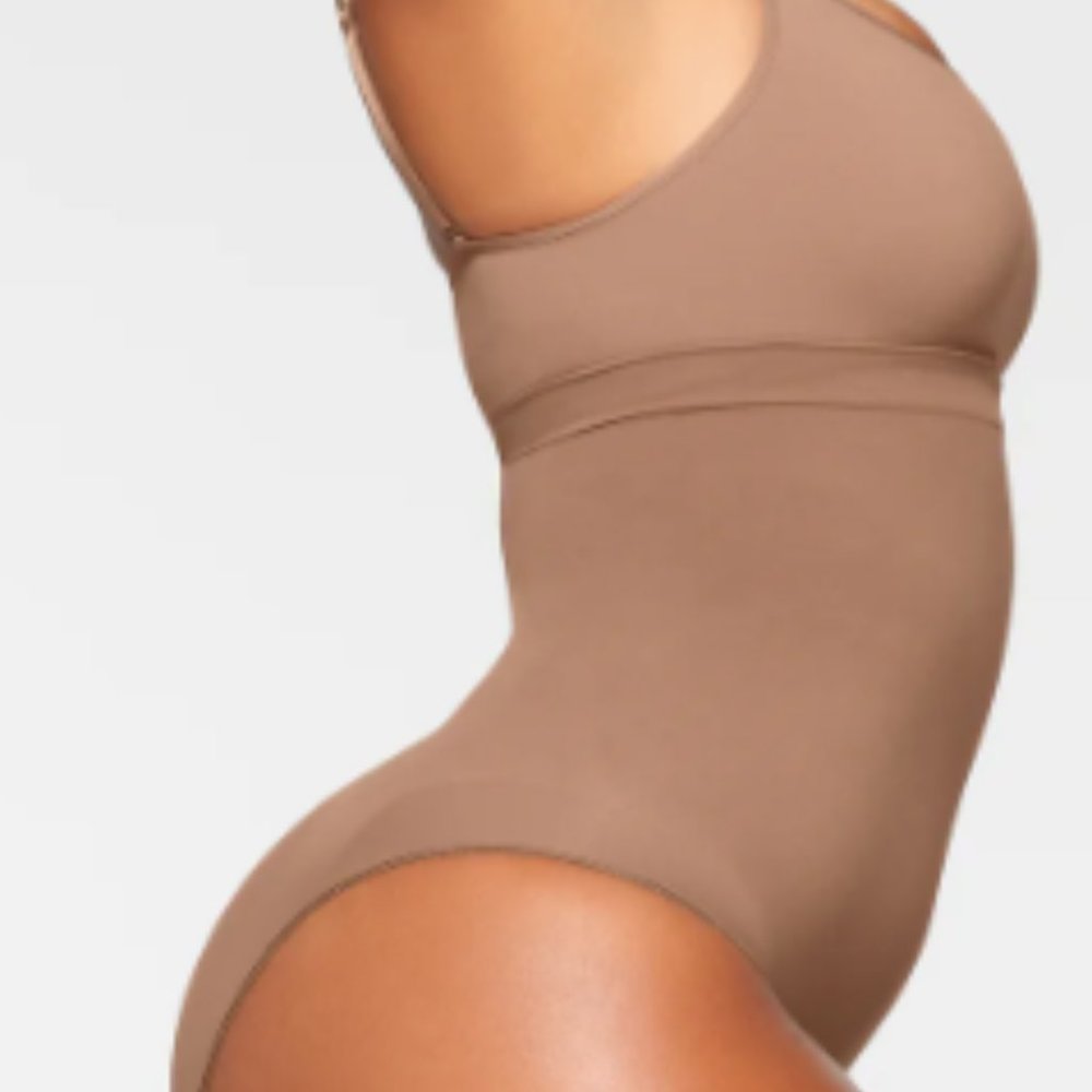 (2216) SKIMS NWOT SEAMLESS SCULPT  SOLUTION SHORT RIGHT LEG EXPOSED