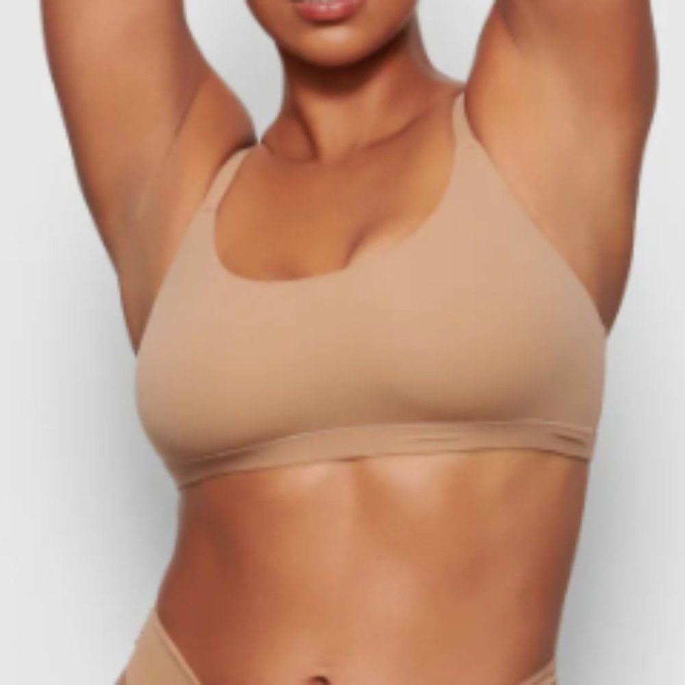 (2221/2222) SKIMS NWT FITS EVERYBODY  SCOOP BRALETTE in CLAY