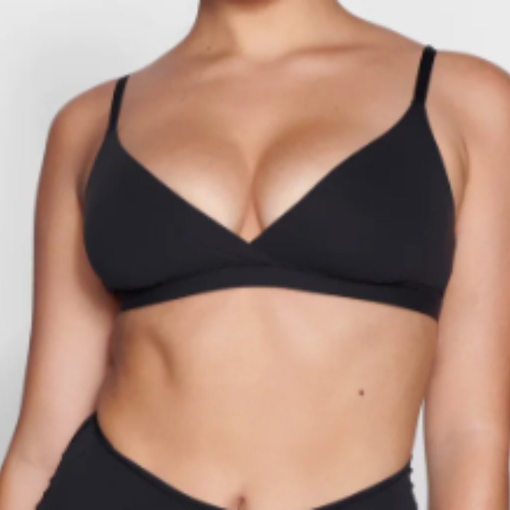 (2232) SKIMS NWT FITS EVERYBODY  CROSSOVER BRALETTE