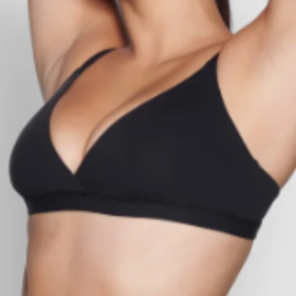 (2232) SKIMS NWT FITS EVERYBODY  CROSSOVER BRALETTE