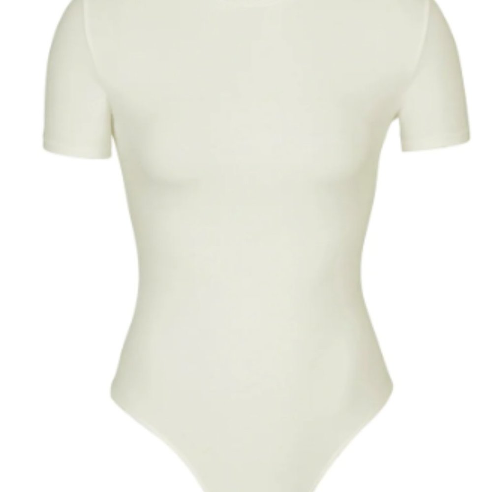 (2207) SKIMS NWT T-SHIRT BODYSUIT in BONE