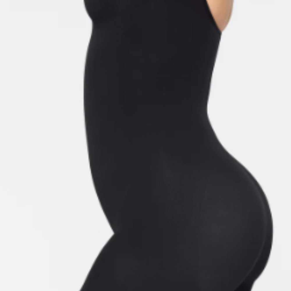 (2266) SKIMS NWT SEAMLESS SCULPT  MID THIGH BODYSUIT