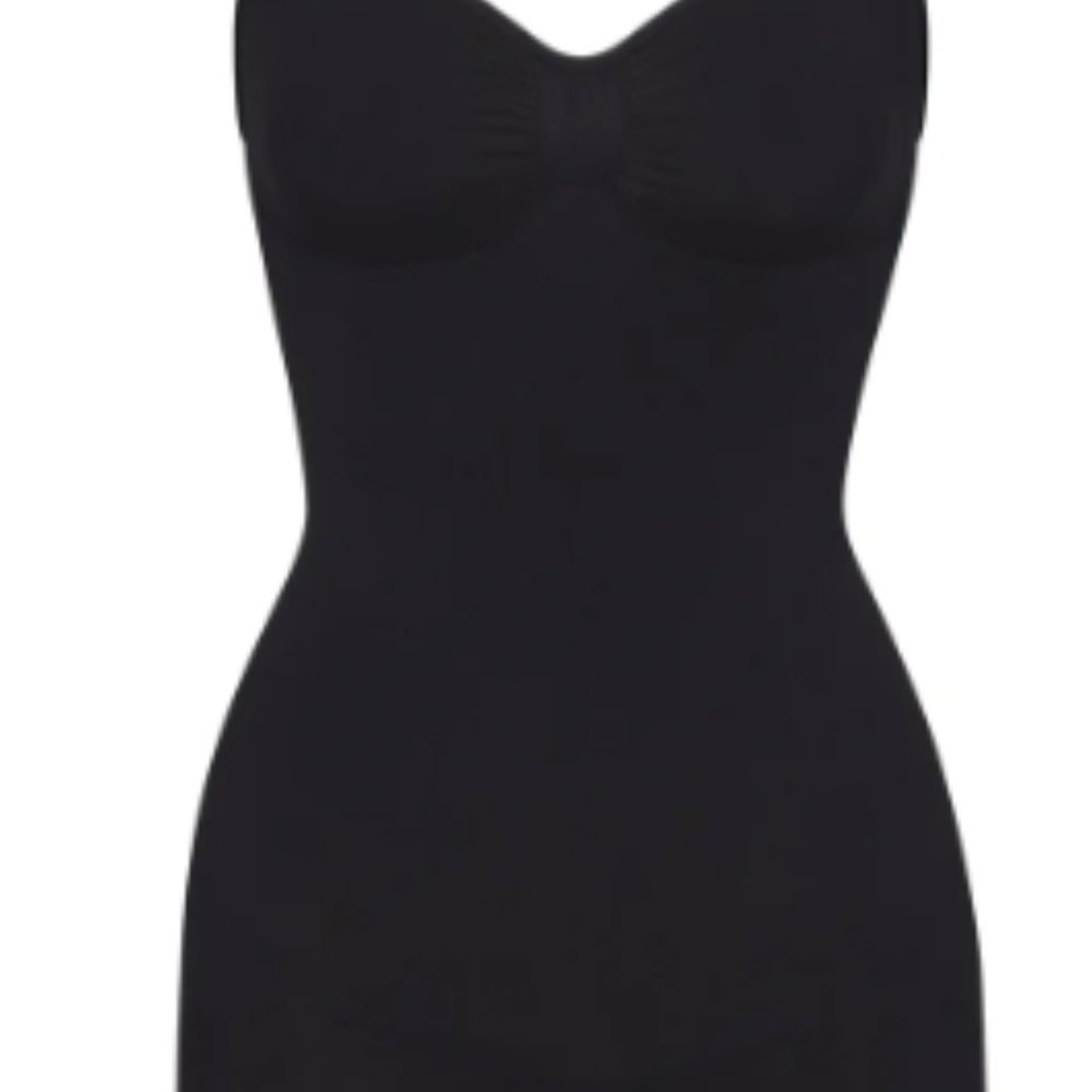 (2266) SKIMS NWT SEAMLESS SCULPT  MID THIGH BODYSUIT