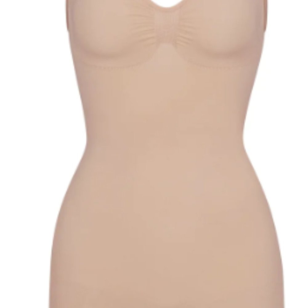 2206 SKIMS  NWT SEAMLESS SCULPT  MID THIGH BODYSUIT in MICA