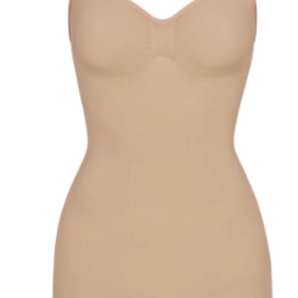 (2230) SKIMS NWT SEAMLESS SCULPT  MID THIGH BODYSUIT in CLAY