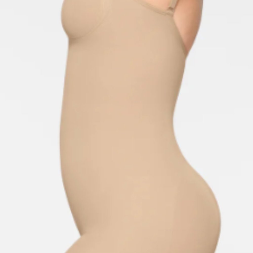 (2230) SKIMS NWT SEAMLESS SCULPT  MID THIGH BODYSUIT in CLAY