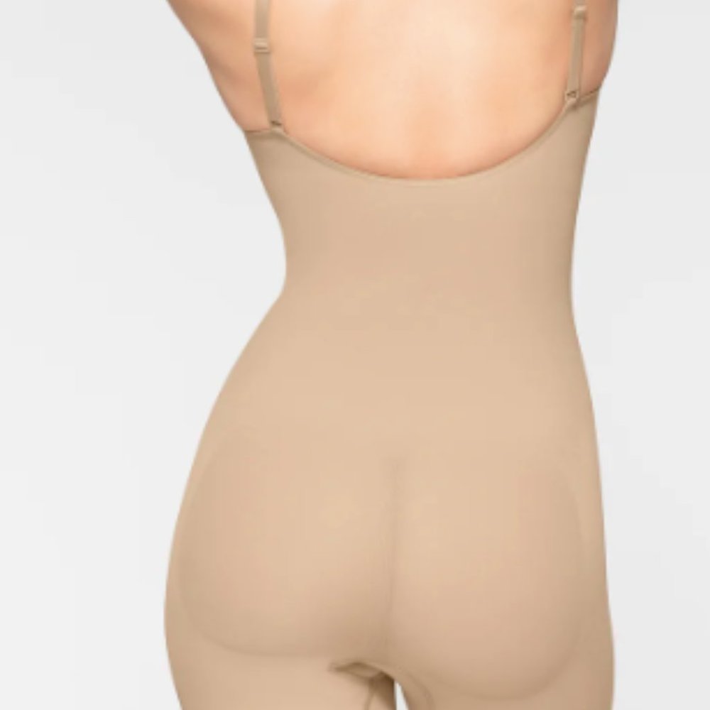(2230) SKIMS NWT SEAMLESS SCULPT  MID THIGH BODYSUIT in CLAY