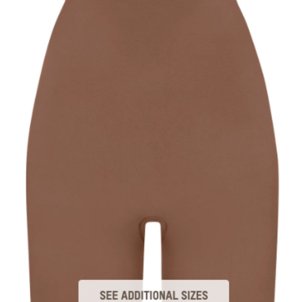 (2237) SKIMS NWT SEAMLESS SCULPT  HIGH-WAISTED ABOVE THE KNEE SHORT