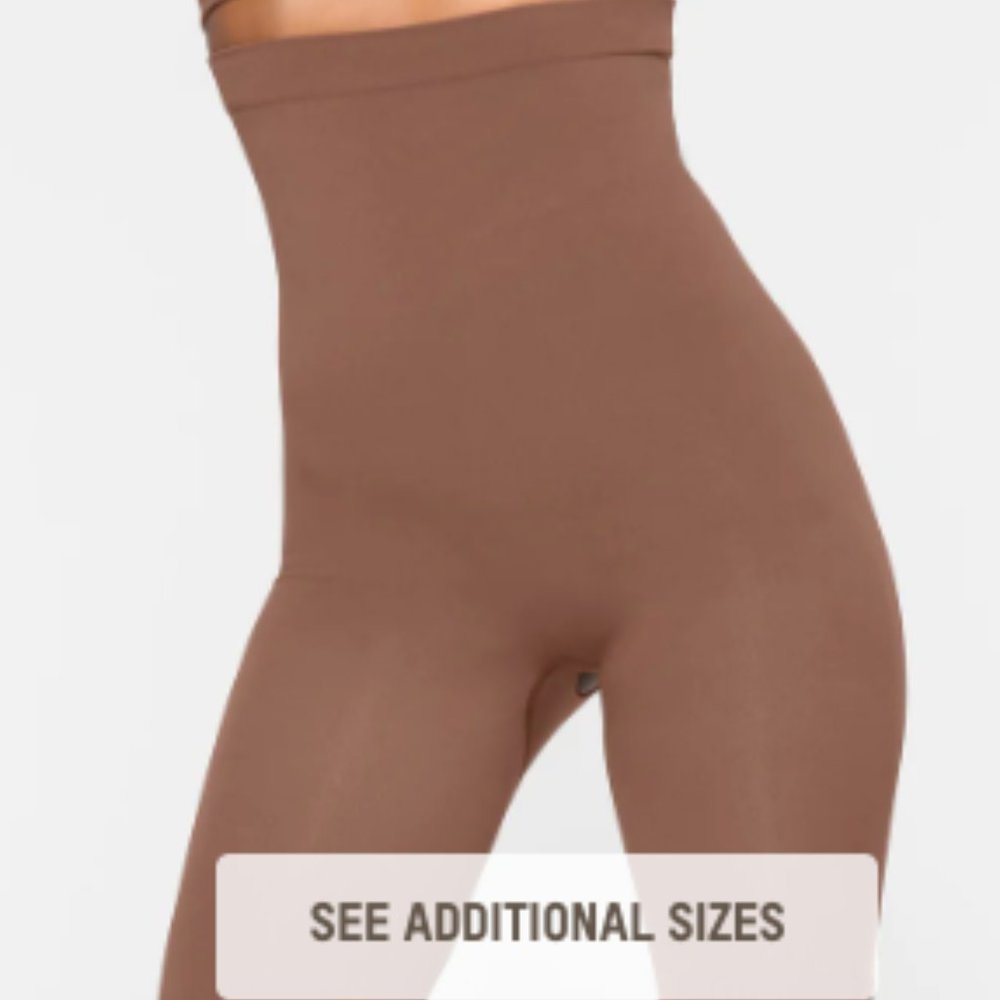 (2237) SKIMS NWT SEAMLESS SCULPT  HIGH-WAISTED ABOVE THE KNEE SHORT