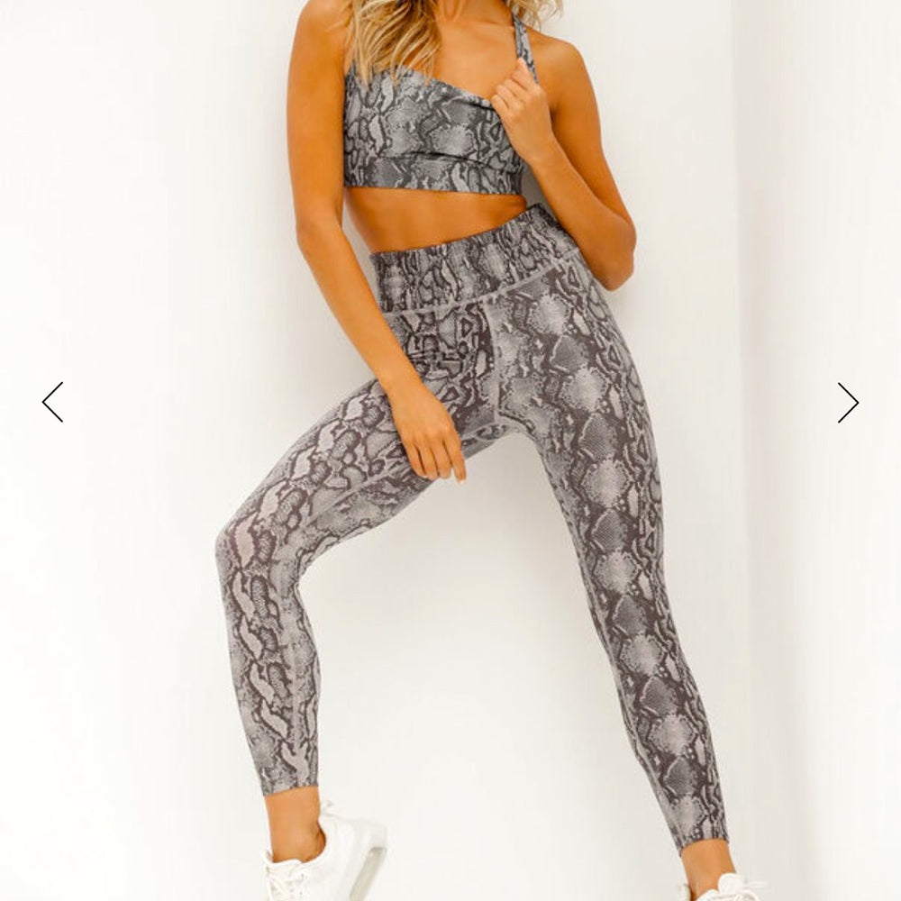 (1154) Lorna Jane python ankle biter leggings