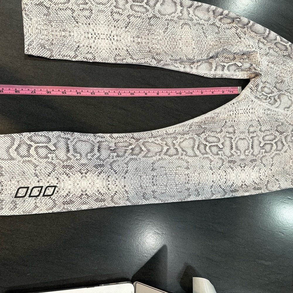 (1154) Lorna Jane python ankle biter leggings