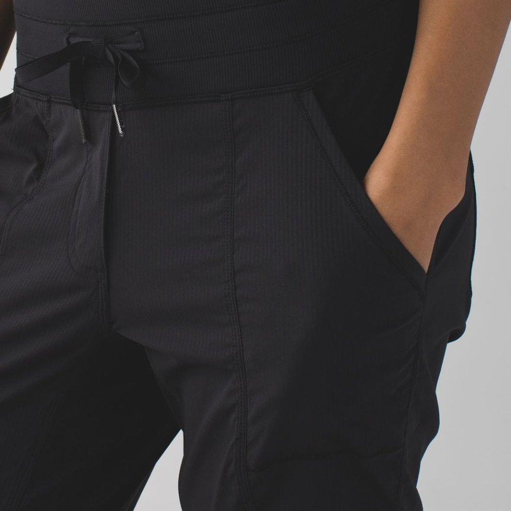 (1165) 🍋 LULULEMON STREET to STUDIO PANT (FLAW-Iron Mark/Sm Rip)