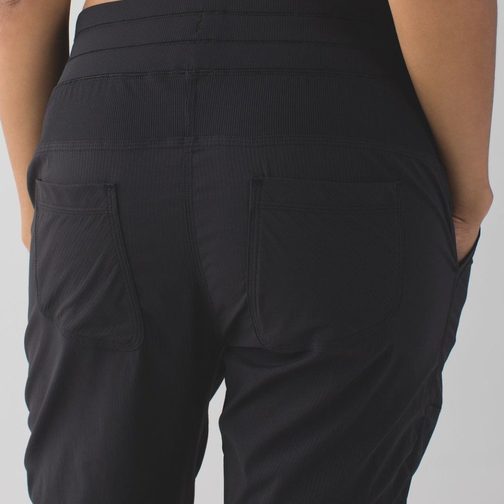 (1165) 🍋 LULULEMON STREET to STUDIO PANT (FLAW-Iron Mark/Sm Rip)