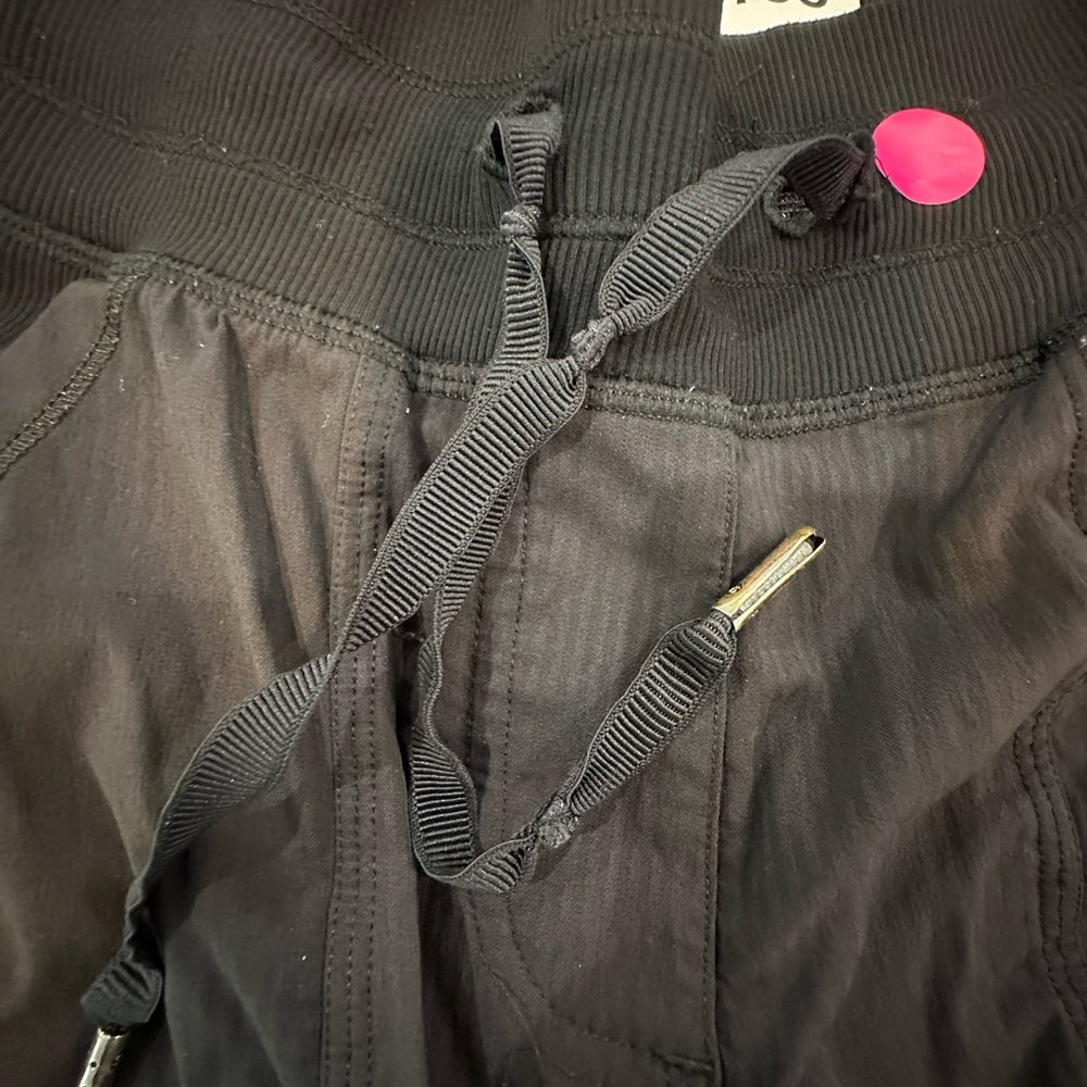 (1165) 🍋 LULULEMON STREET to STUDIO PANT (FLAW-Iron Mark/Sm Rip)