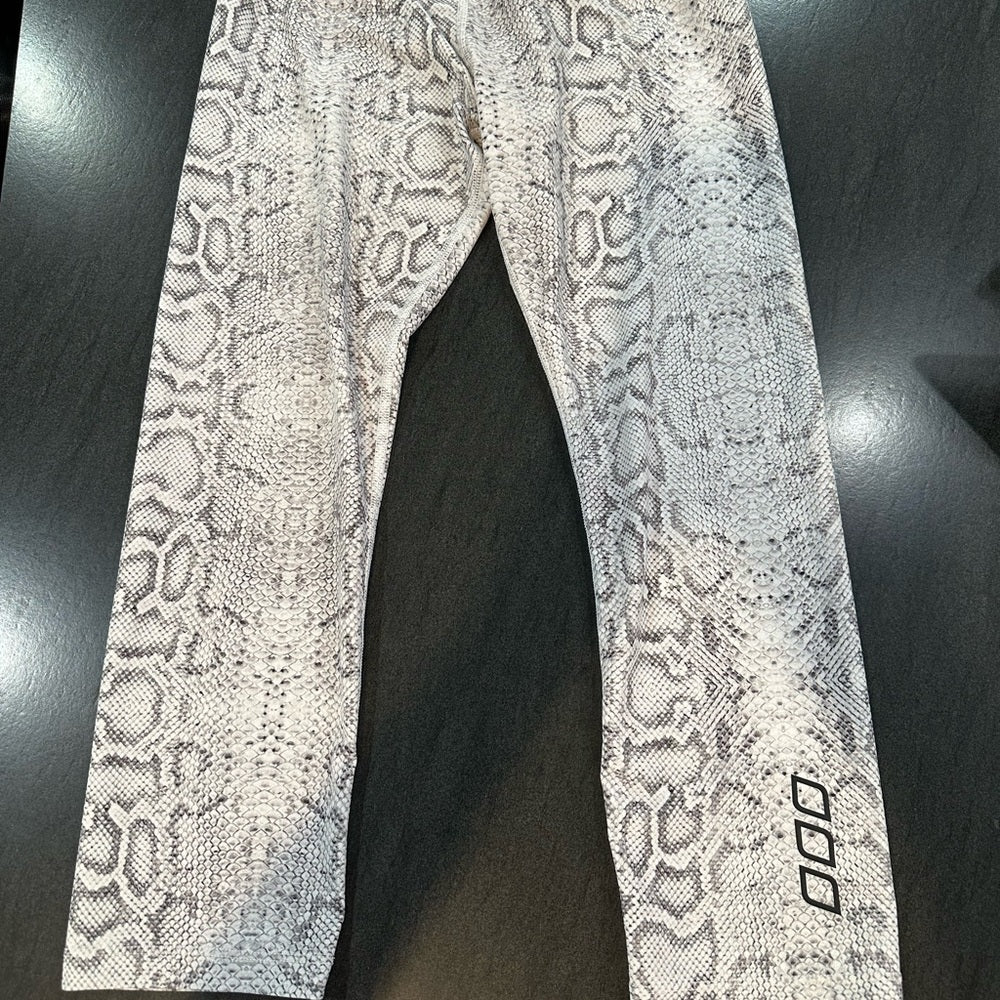 (1154) Lorna Jane python ankle biter leggings