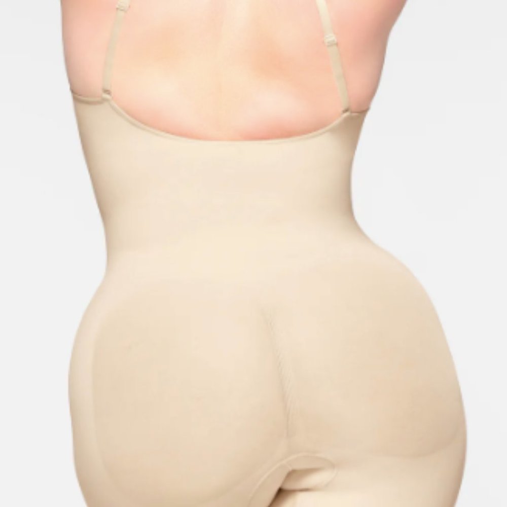 (1208/1211) SEAMLESS SCULTP MID THIGH BODYSUIT - SAND