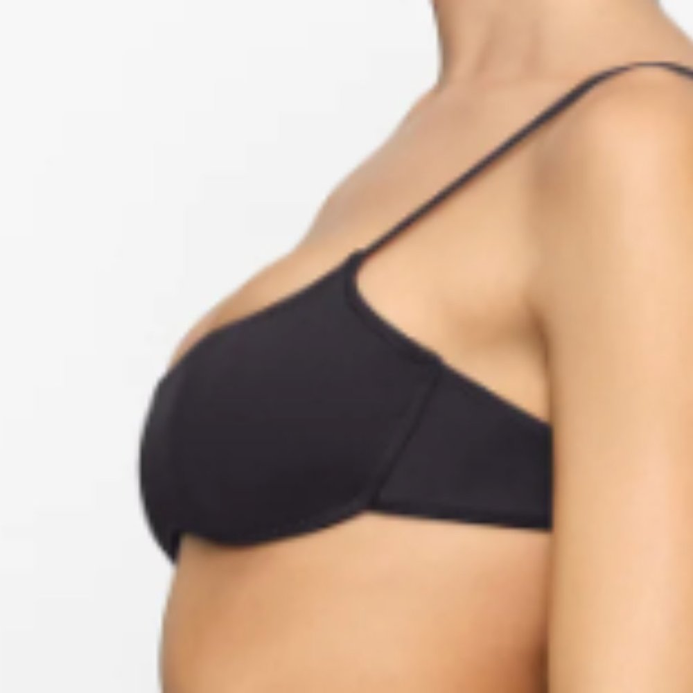 (2357) SKIMS RECYCLED SWIM MICRO SCOOP BIKINI TOP - ONYX - M (SIZE SOLD OUT)