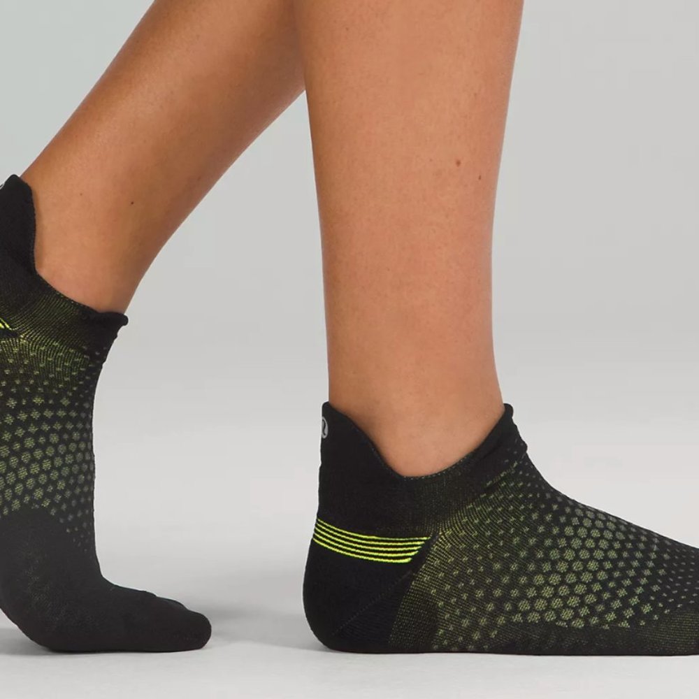 (2300) NWT LULULEMON Women's MacroPillow Tab Running Sock Med Cushion (SOLD OUT)