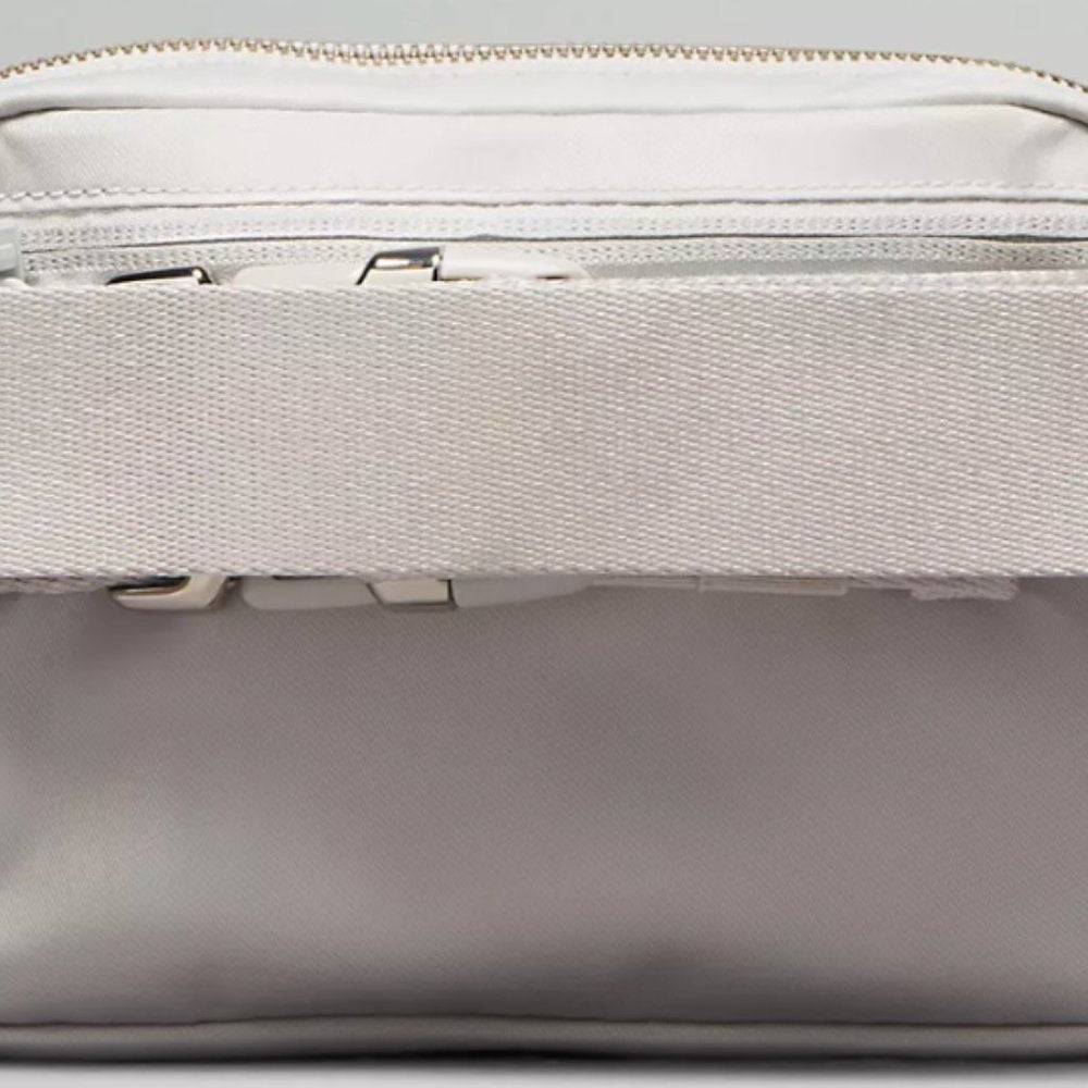 (2298) NWT LULULEMON Everywhere Belt Bag 1L Studded in VAPOR